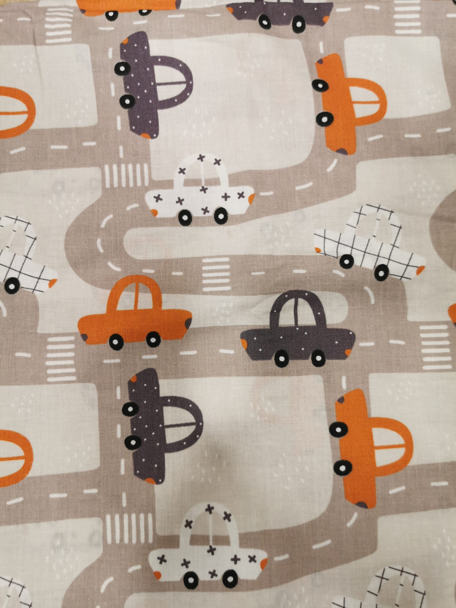 Pilkos ir orandžinės mašinos