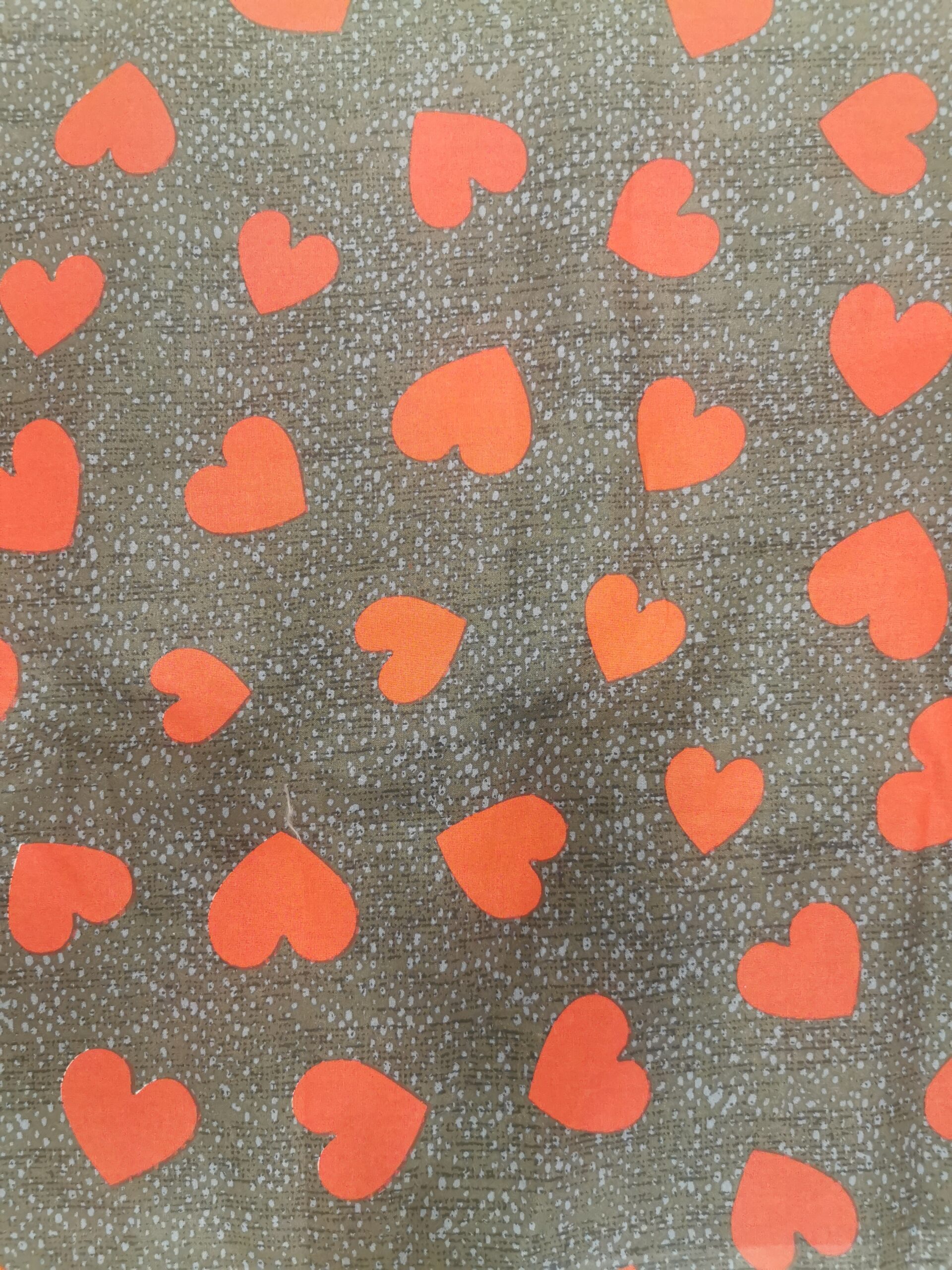 Širdys pilkame fone