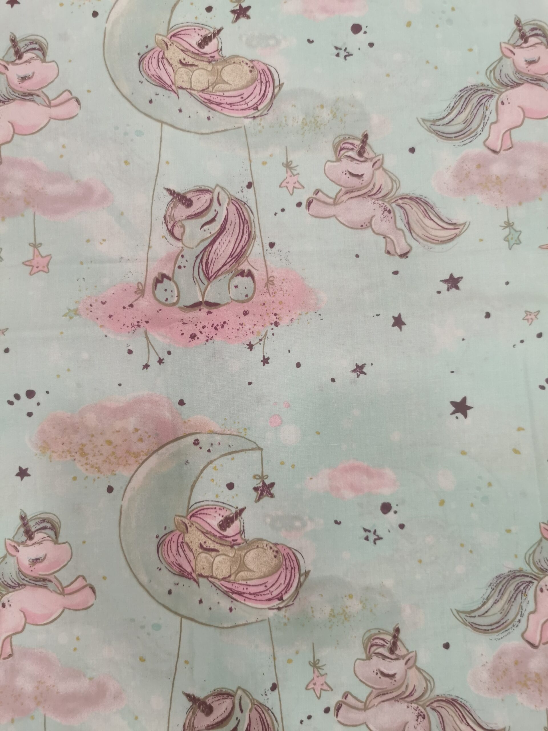 Vienaragiai mėlyname fone