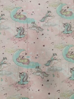 Vienaragiai rožiniame fone