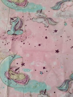 Vienaragiai rožiniame fone